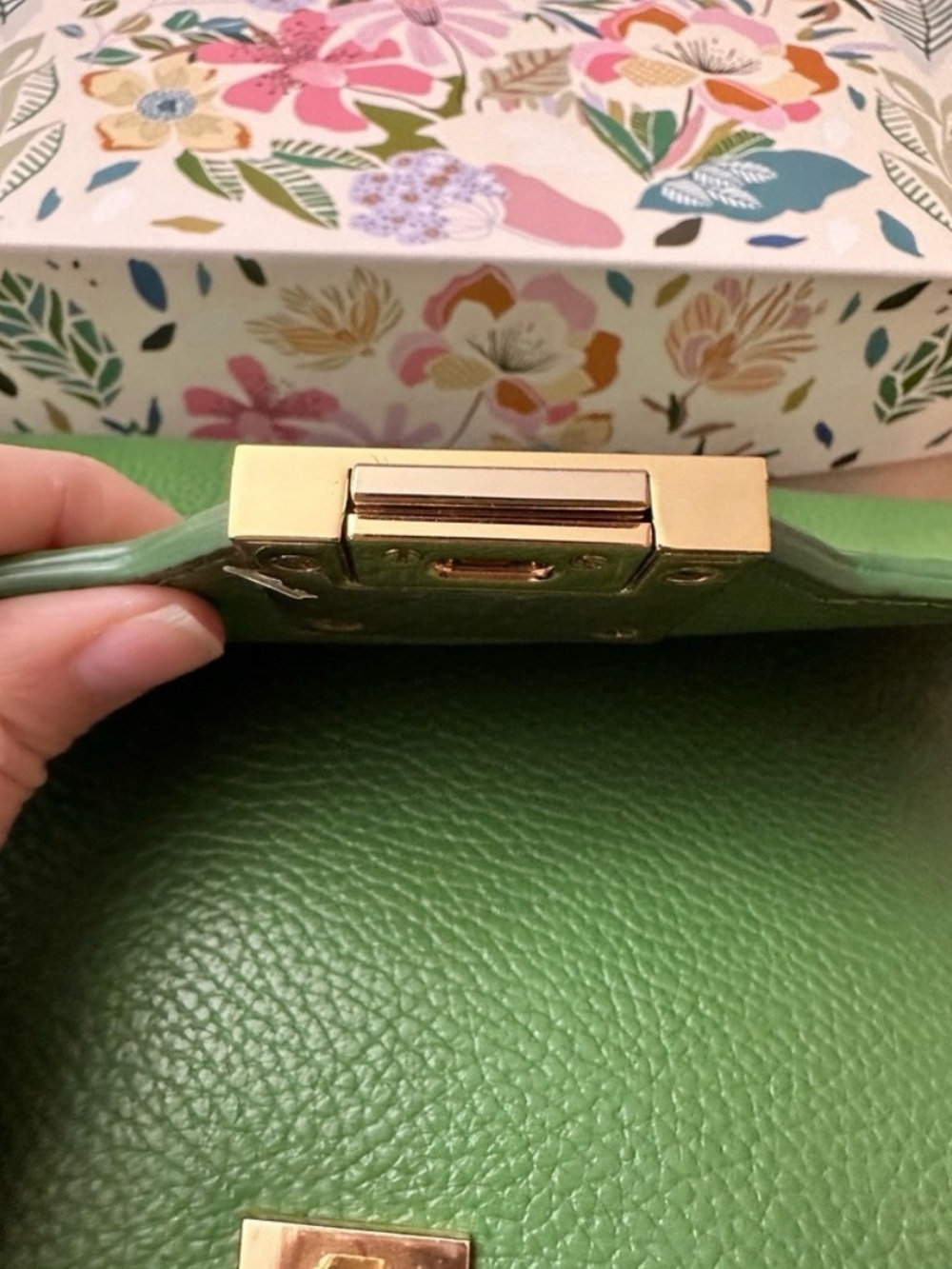 Authentic Versace Green Leather Shoulder Bag with Iconic Gold Medusa Emblem - Picture 6 of 10